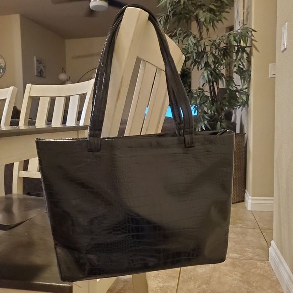 TRUFFLE COLLECTION | "Moc Croc" Tote in Black - Picture 3 of 8